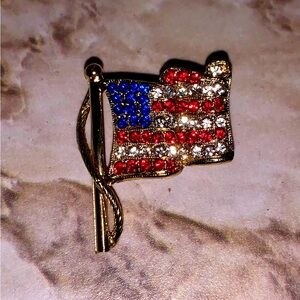 🤩 3/💲10 Vintage Rhinestone American Flag Pin Waving Red White & Blue